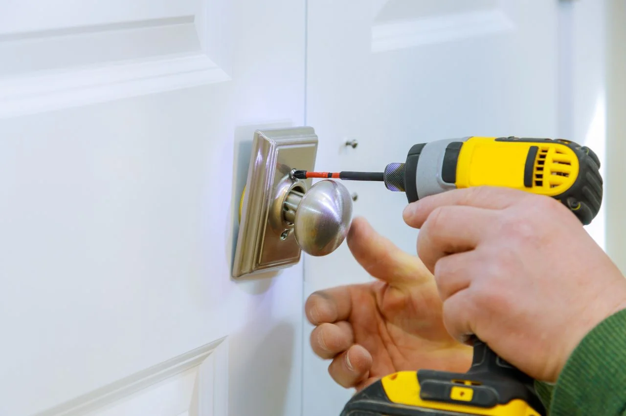emergency lock technician